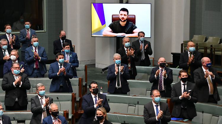 Das australische Parlament applaudiert stehend.