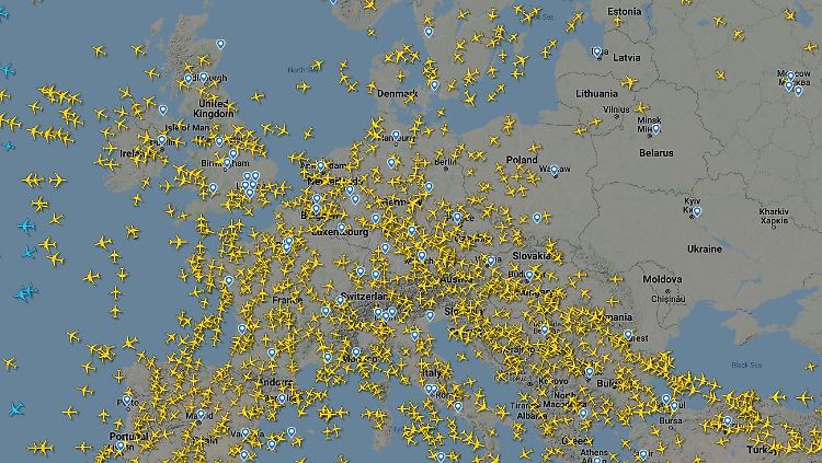 Tag für Tag hinterlassen Verkehrsflugzeuge Tausende öffentlich zugängliche Datenspuren: Blick auf den Luftraum über Europa.