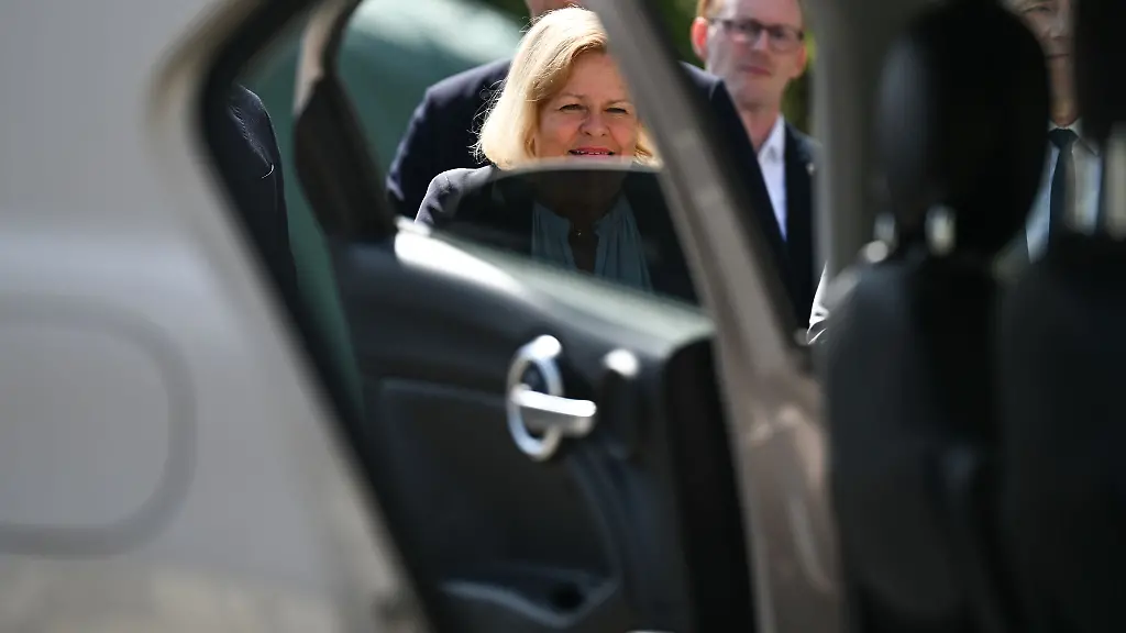 Bundesinnenministerin-Nancy-Faeser-schaut-sich-einen-fuer-den-Schmuggel-von-Rauschgift-umgebauten-Wagen-an