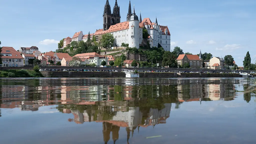 Die-Albrechtsburg-Meissen-ueber-der-Elbe