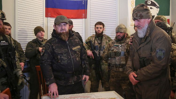 Tschetschenen-Machthaber Kadyrow bei einer Lagebesprechung. Laut eigenen Angaben in der Ukraine.