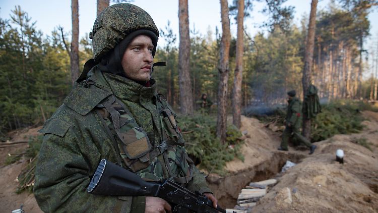 Ein Kämpfer der selbsternannten Volksrepublik Luhansk hält Wache.