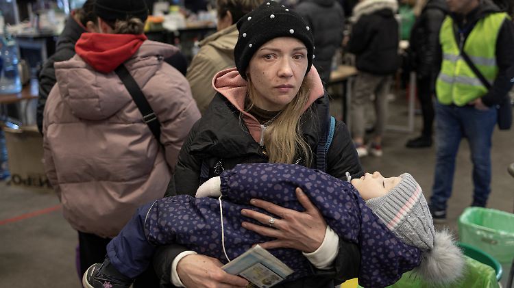 Eine Frau aus Mariupol kommt in Saporischja an.