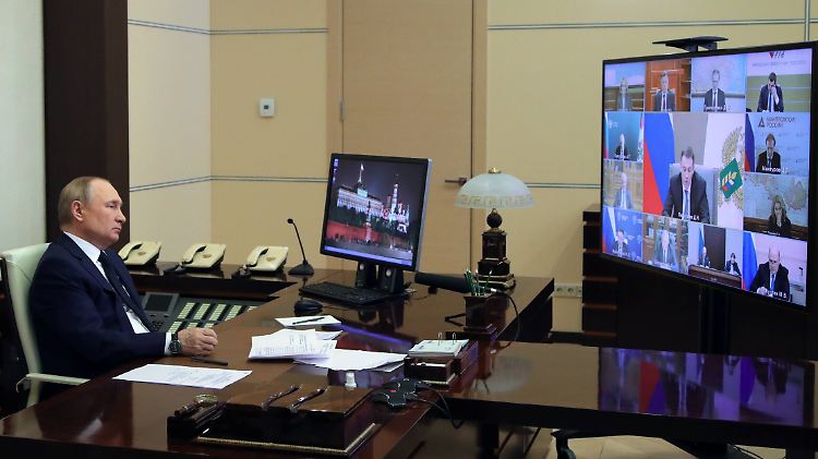 Putin bei einer Videokonferenz mit Regierungsmitgliedern am Donnerstag. 