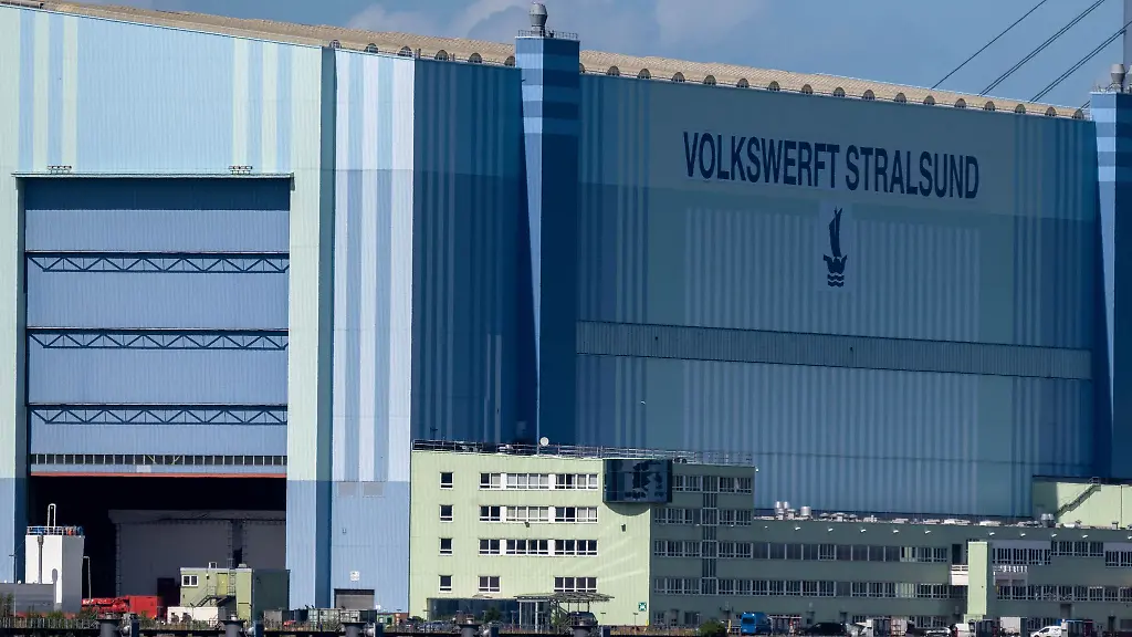 Die-Hansestadt-Stralsund-trennt-sich-von-Fosen-als-Paechter-der-grossen-Schiffbauhalle-auf-dem-Gelaende-der-Volkswerft-Fuer-die-Zukunft-ist-die-Stadt-optimistisch