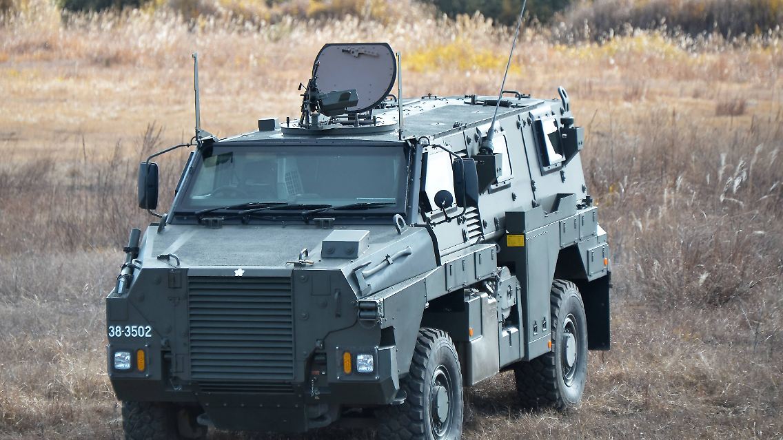 Die elf Tonnen schweren Bushmaster, die Australien unter anderem in Afghanistan eingesetzt hatte, sollen ihre zehn Insassen vor Landminen und anderen Sprengkörpern schützen.