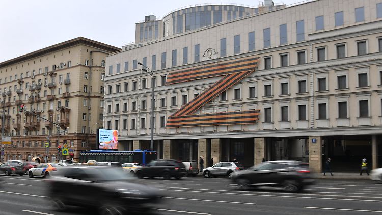 In Russland prangt das Z-Symbol teils übergroß an Gebäuden, um die Unterstützung der eigenen Armee in der Ukraine zu zeigen. In Deutschland taucht es auch immer öfter auf. 