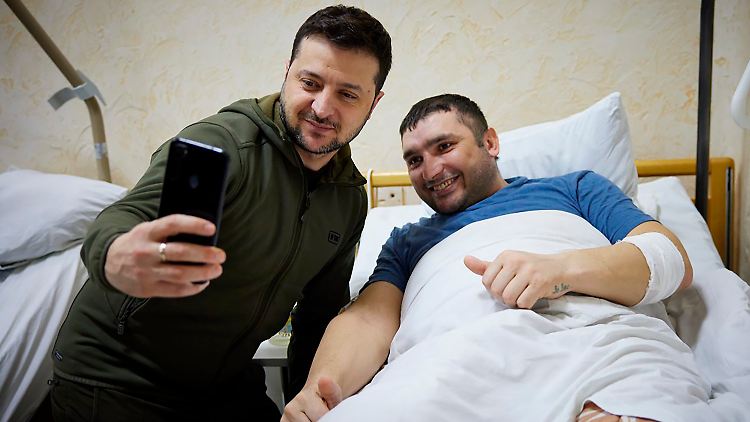 Präsident Selenskyj nutzt die direkten Kanäle täglich, um die Ukrainer zu informieren und motivieren. 