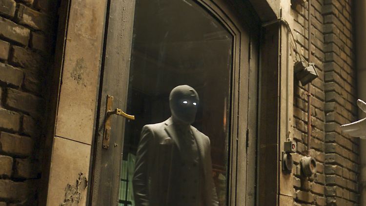 Oscar Isaac führt als Moon Knight Selbstgespräche.
