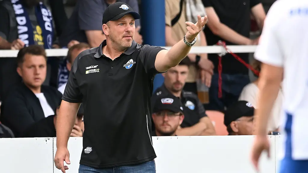 Trainer-Lukas-Kwasniok-hat-seinem-Paderborner-Team-zur-Zweiliga-Tabellenfuehrung-verholfen