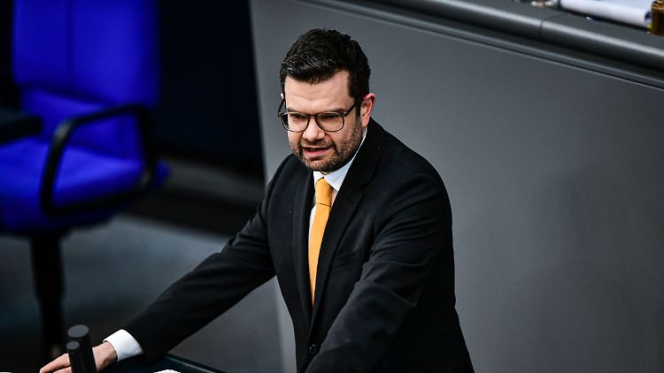 Sollte sich die Lage in den Krankenhäusern stabilisieren, könne man "den Menschen ein Stück mehr Eigenverantwortung zuzutrauen", sagte Buschmann.