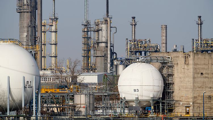 Der BASF-Chef Martin Brudermüller warnt vor schweren Verwerfungen für die deutsche Wirtschaft, sollte es zu einem Stopp von Gaslieferungen aus Russland kommen. 