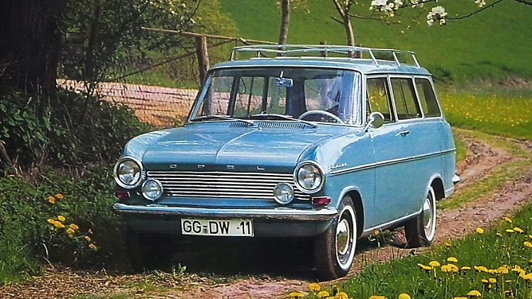 Der Kadett A ist im Laufe seines Produktzyklus in den Karosserieformen zweitürige Limousine, dreitüriger Kombi "Caravan", Coupé und Lieferwagen "Caravan Combi" lieferbar.