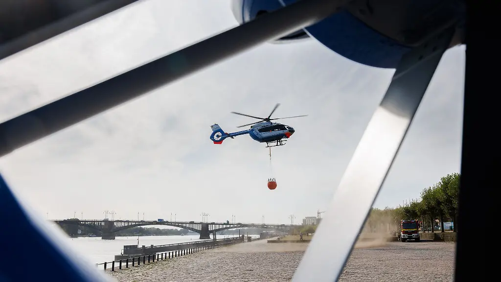 Er-wirbelte-wortwoertlich-Staub-auf-am-Rheinufer-und-auch-sprichwoertlich-so-mancher-Schaulustiger-beobachtete-die-Uebung-eines-neuen-Hubschraubers