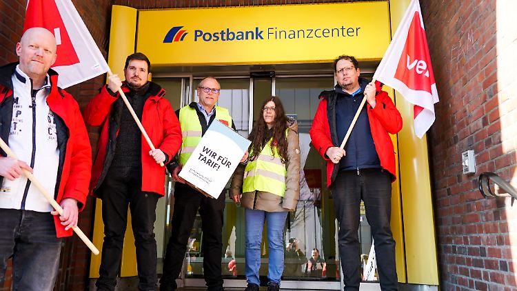 Der "Druck durch die vielen Streiks" habe sicherlich zu einer Einigung beigetragen, sagte der Verhandlungsführer der Gewerkschaft Verdi, Jan Duscheck.