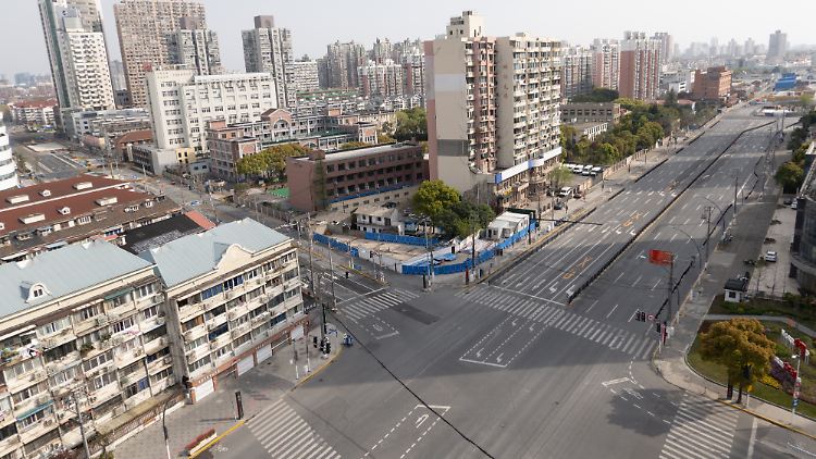 Shanghai scheint völlig ausgestorben. Aufgrund des im Westteil der Stadt beginnenden Lockdowns sind die Straßen wie leergefegt. 
