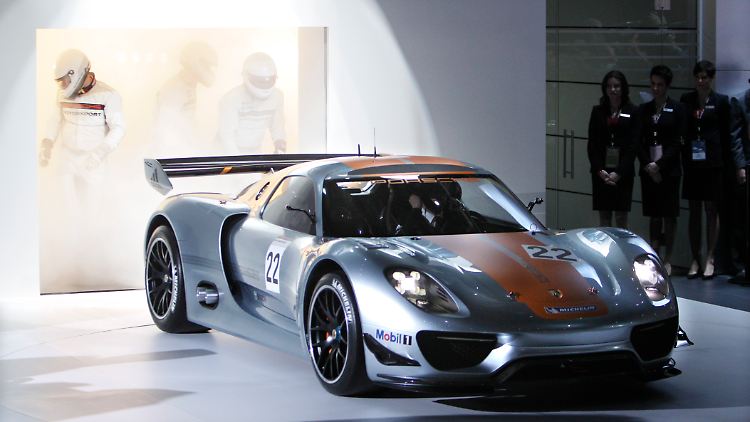Vorhang auf für die hybride Motorsportzukunft: Der 918 RSR soll sich zunächst ausschließlich auf den Rennstrecken austoben.