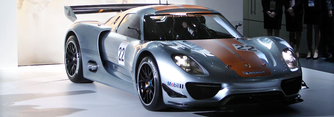 Vorhang auf für die hybride Motorsportzukunft: Der 918 RSR soll sich zunächst ausschließlich auf den Rennstrecken austoben.
