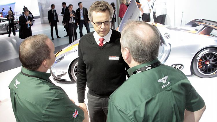 Beschnuppern mit dem neuen Chef: Der designierte Bentley-Vorstand Wolfgang Dürheimer und Mitarbeiter, vor dem Porsche 918 RSR im Hintergrund.