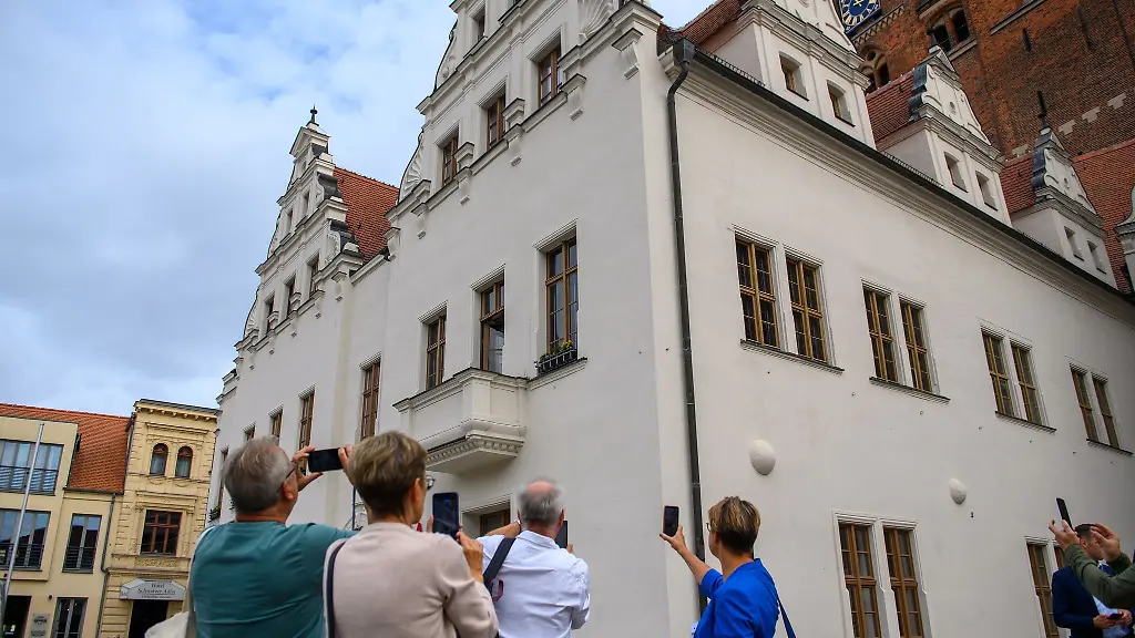 Ein-Griff-zum-Handy-und-das-Mittelalter-wird-ein-Stueck-anschaulicher