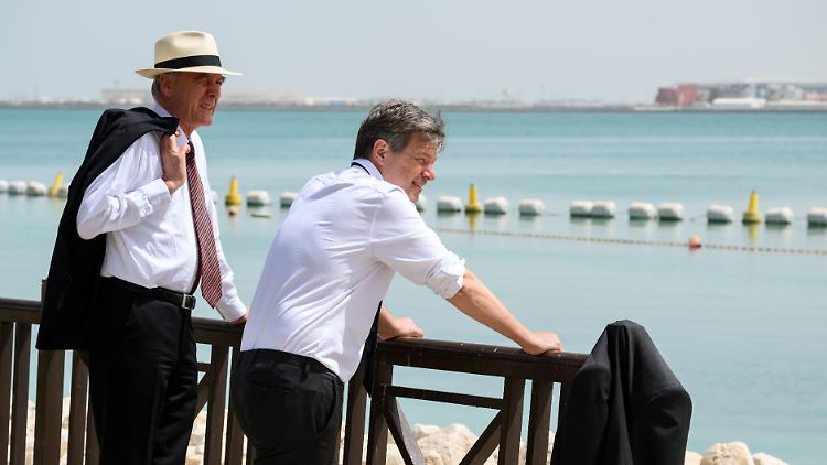 "Es ist eine politisch, sagen wir mal, interessante Region", sagt Habeck in Doha. 