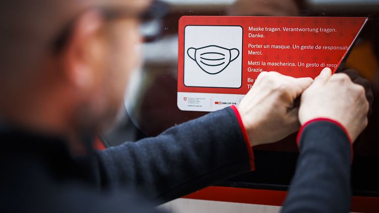 Im Nahverkehr in der Schweiz gilt nun keine Maskenpflicht mehr. Der Aufkleber hat somit ausgedient.