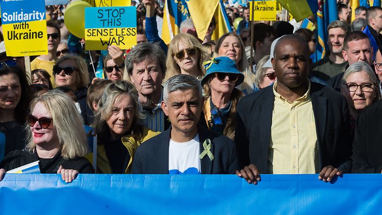 David Lammy (r.) zusammen mit dem Londoner Bürgermeister Sadiq Khan bei einer Demonstration für die Ukraine am 26. Februar in London.