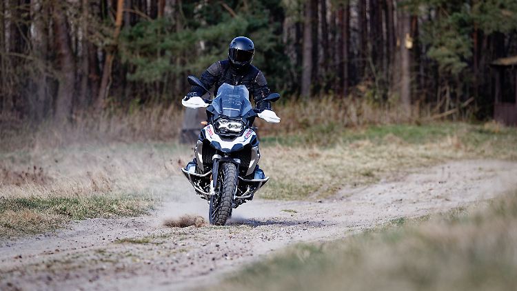 Eine BMW 1250 GS kann eigentlich alles. Die Frage ist, ob der Fahrer hier mithalten kann.