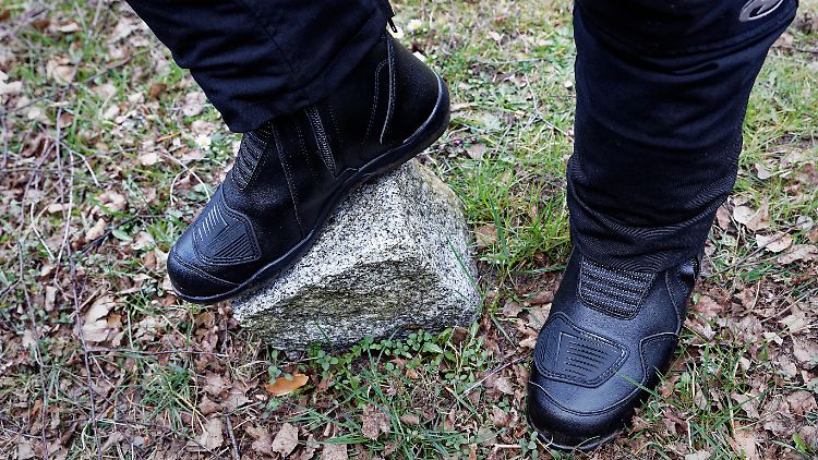 Die richtigen Stiefel sind beim Offroad-Motorradfahren Gold wert, wie der Autor feststellen durfte.
