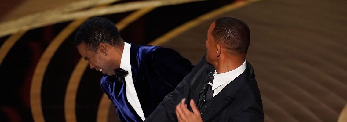 Will Smith gibt Chris Rock eine schallende Ohrfeige.