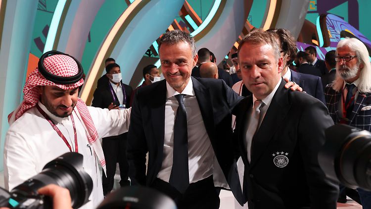 Stehen bald an der Seitenlinie in Katar nebeneinander: Spaniens Coach Luis Enrique und Bundestrainer Hansi Flick.