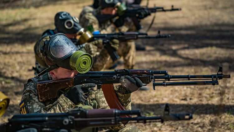 Freiwillige Zivilisten trainieren bei einer Militärübung in Saporischschja.