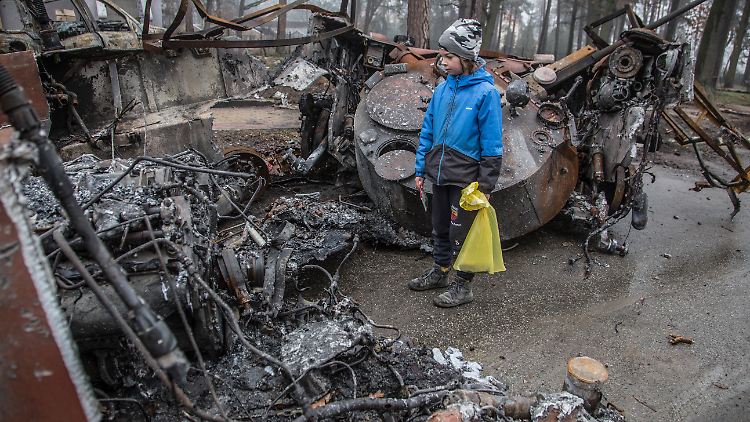 Bei ihrem Rückzug aus Teilen der Ukraine lassen russische Soldaten zerstörte Fahrzeuge und Waffen zurück. 