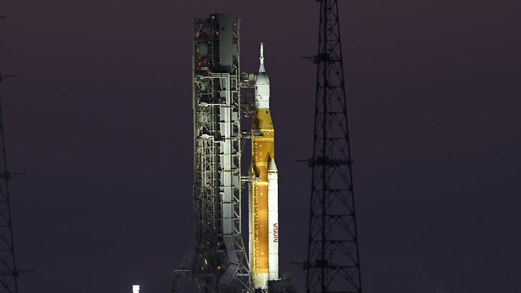 Das Space Launch System (SLS) ist eine im Auftrag der NASA entwickelte Schwerlastrakete zur bemannten Erforschung des Weltraums über einen niedrigen Erdorbit hinaus. 