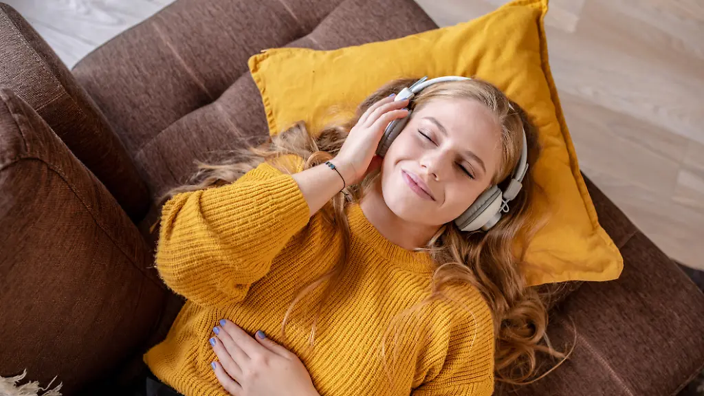 Ob-fuer-den-gemuetlichen-Musikgenuss-zu-Hause-oder-beim-Telefonieren-unterwegs-JBL-Kopfhoerer-sind-die-idealen-Begleiter-fuer-den-Alltag