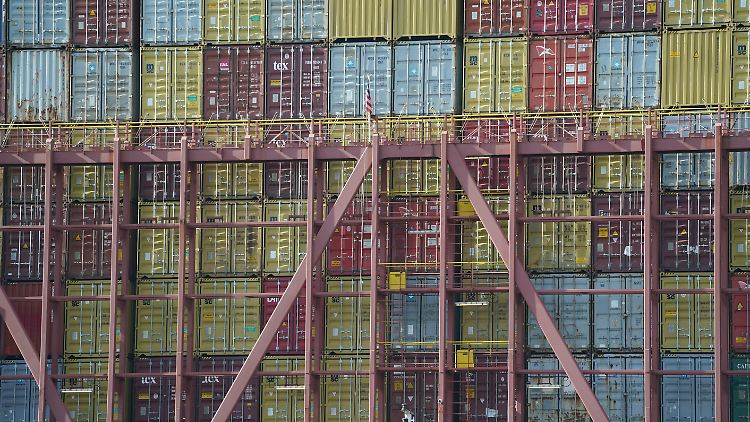 In russischen Häfen stehen derweil Zehntausende leere Container ungenutzt herum, die sonst von den Schiffen auf der Rückfahrt mitgenommen werden, wenn ihre Ladung gelöscht ist.