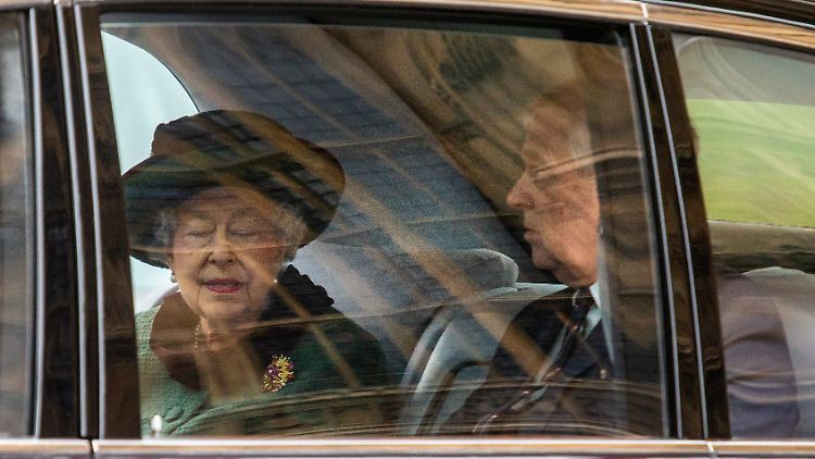 Im Januar hatte der Buckingham Palast mitgeteilt, dass Andrew nicht mehr als "Seine Königliche Hoheit" bezeichnet werden soll und dass seine offiziellen Aufgaben an andere Mitglieder der königlichen Familie übertragen werden.