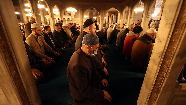 Gläubige sprechen zu Beginn des Ramadans in Istanbul ihr erstes Gebet.