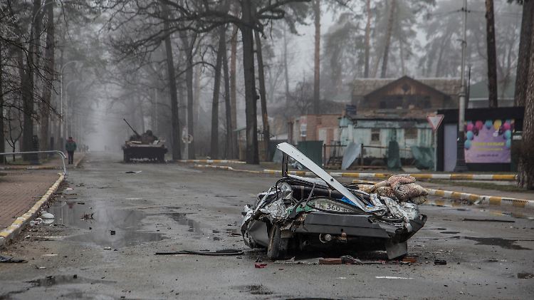 Dieses Fahrzeug in Butscha sieht aus wie von schwerem Militärgerät überrollt. Die Insassen hatten keine Chance.
