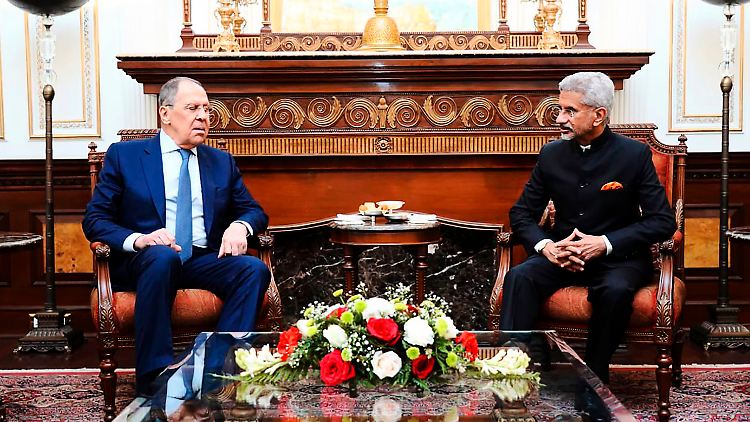 "Wir sind Freunde", sagte Russlands Außenminister Lawrow beim Besuch seines Kollegen Subrahmanyam Jaishankar (r.).