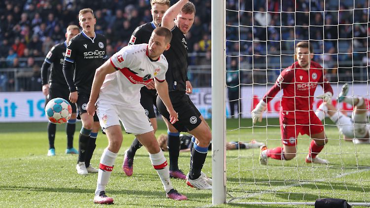 Fabian Klos (2.v.r.) verletzte sich im Laufe des Spiels gegen den VfB Stuttgart am Kopf.