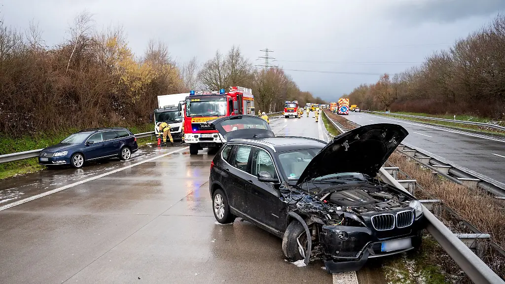 Beschaedigte-Fahrzeuge-stehen-nach-einem-Hagelschauer-auf-der-A23