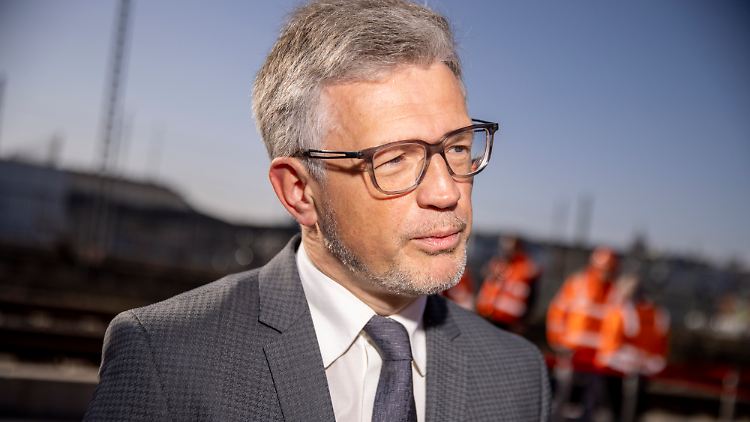 "Für Steinmeier war und bleibt das Verhältnis zu Russland etwas Fundamentales, ja Heiliges, egal was geschieht. Auch der Angriffskrieg spielt da keine große Rolle", sagte Melnyk.