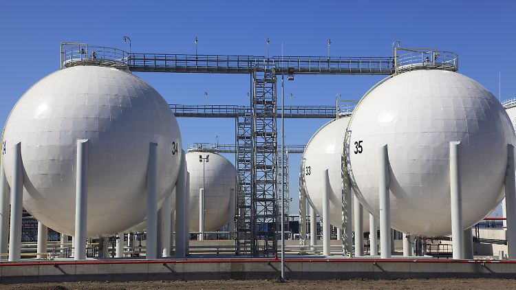 Kugelförmige Gasdruckkessel im Industriehafen von Paldiski nahe der estnischen Hauptstadt Tallinn.