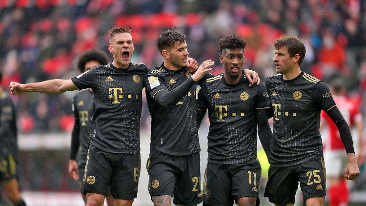 Der starke Kingsley Coman (2.v.r.) stand 17 Sekunden zu lange auf dem Feld.