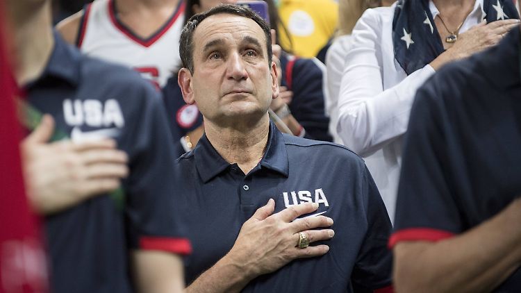 Krzyzewski bei der Siegerehrung der Olympischen Spiele 2016 in Rio de Janeiro.