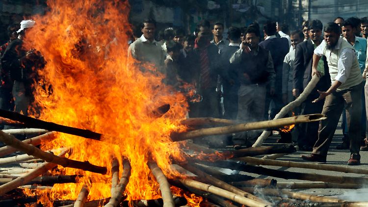 Empörte Anleger zündeln in der Nähe der Börse von Dhaka.