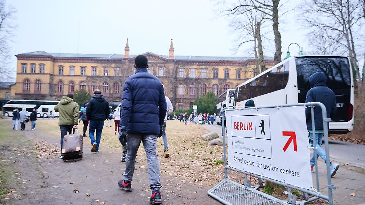 Viele Geflüchtete in Berlin sagen, sie wollten nicht weiterziehen, unter anderem um gegebenenfalls schnell in die Heimat zurückreisen zu können. 