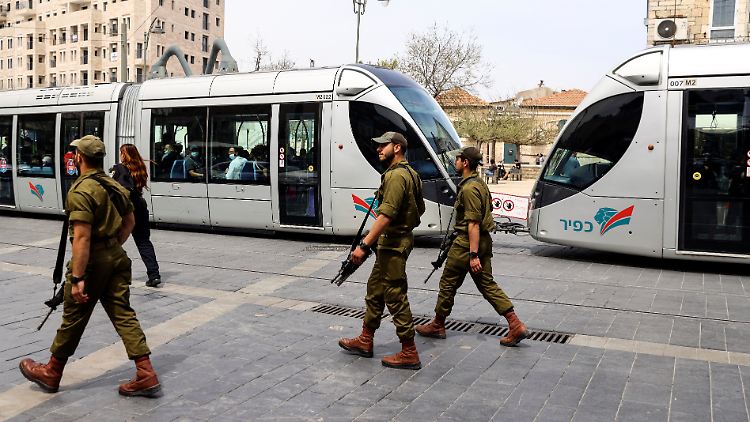 Soldaten patrouillieren in Jerusalem. Nach den drei Anschlägen herrscht in Israel erhöhte Alarmbereitschaft. 