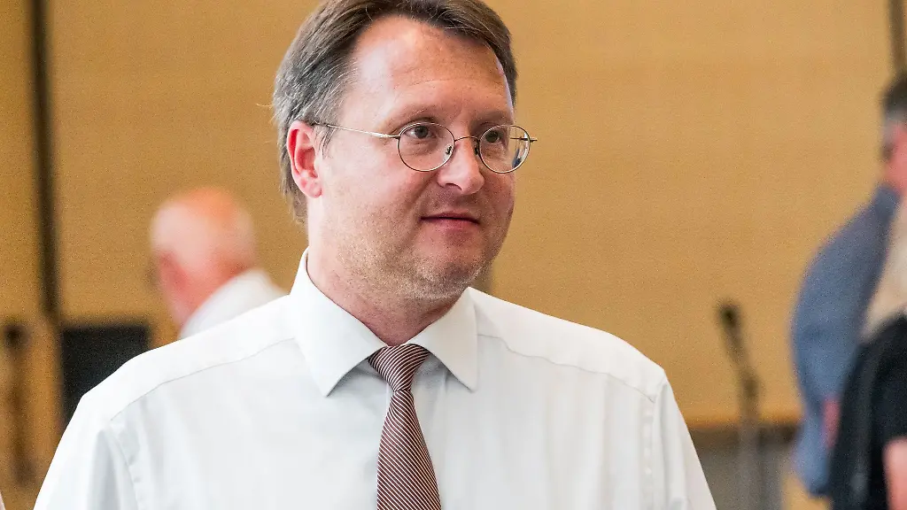 AfD-Mann-Robert-Sesselmann-soll-unerlaubt-fuer-seine-Partei-geworben-haben